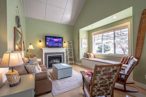 Oasis Cottage Waterfront experience without the expensive fee — 4-Star Luxury Hotel in Oroville, United States