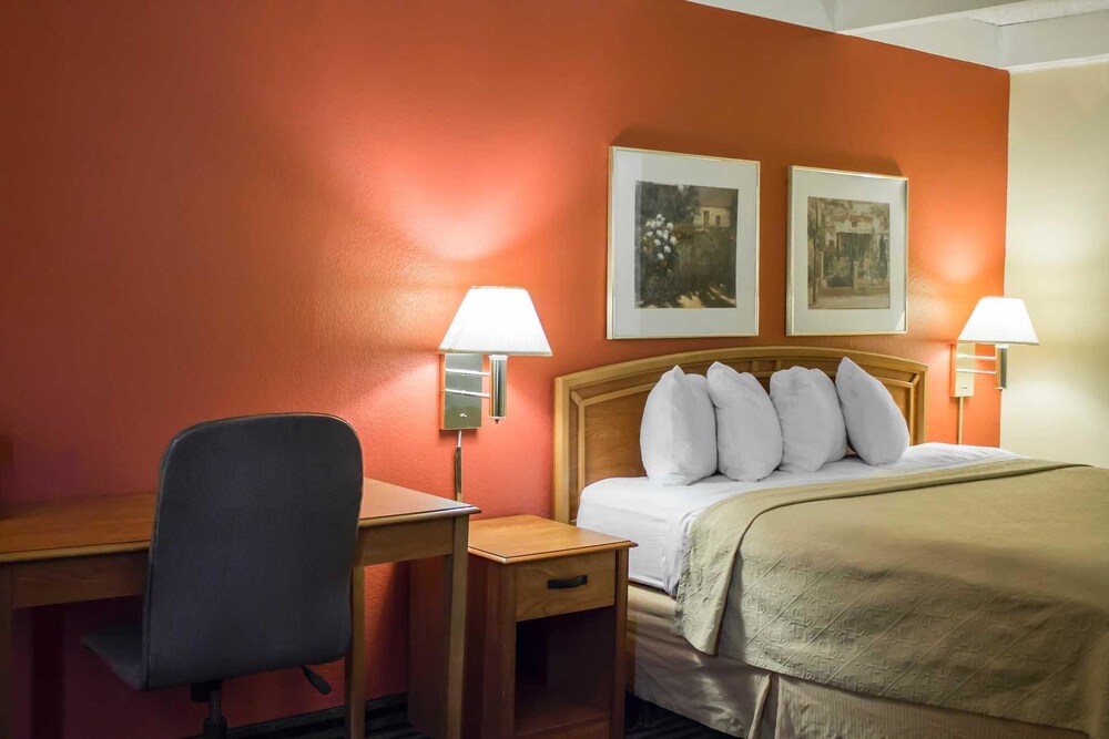 Econo Lodge Wickliffe Cleveland East - photo 36