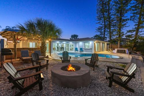 Sleeps 10 Tiki Bar Private Pool Hot Tub Fire Pit in Tampa, United States