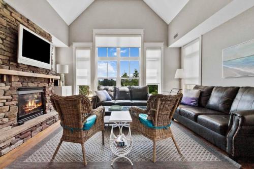 Rivergrass Townhouse in Blue with Pool Golf Skiing 219 Rivergrass — 4-Star Luxury Hotel in Collingwood, Canada