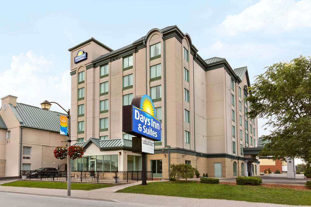 Days Inn and Suites By The Falls