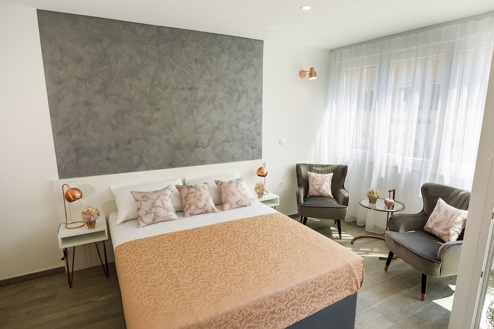 Rose Gold Rooms & Studio With Balcony - carbon neutral hotel in Split