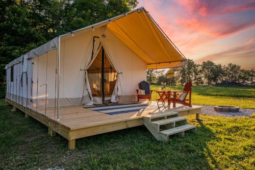 A Tranquil Outdoor Escape with Roaring River — hotel in Cassville