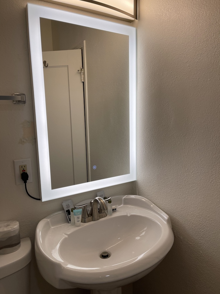 The Palomar Inn - photo 16