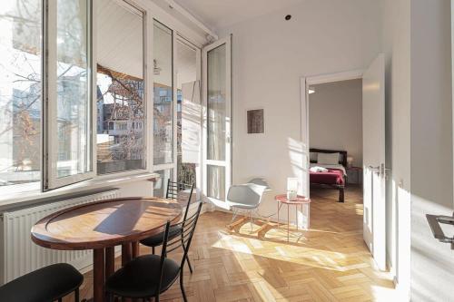 Cozy and Stylish Apt Next to Stamba and Rooms