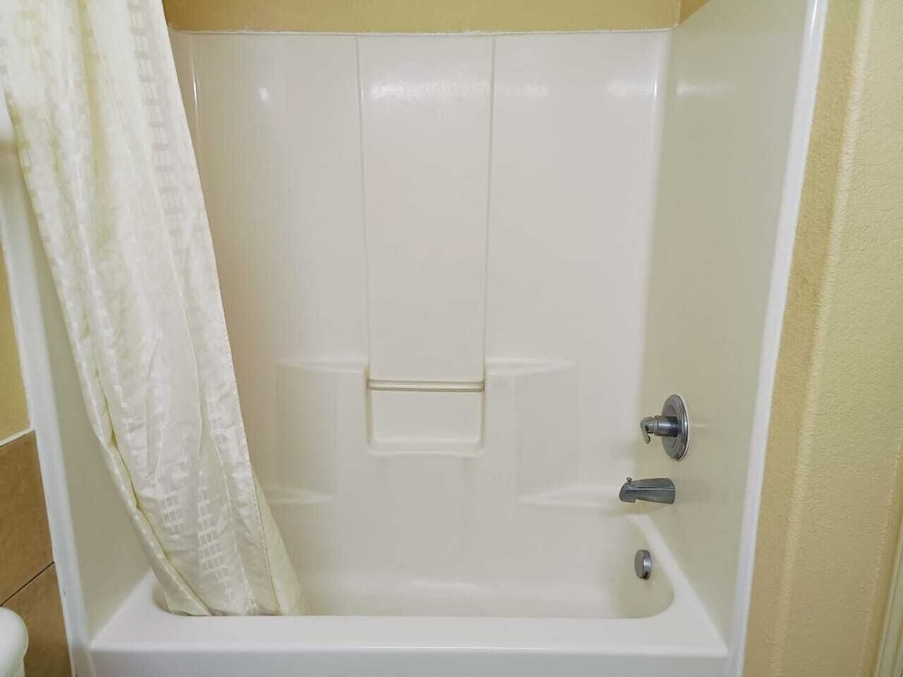 Capital O Deluxe Inn Channelview Houston I 10 - photo 23
