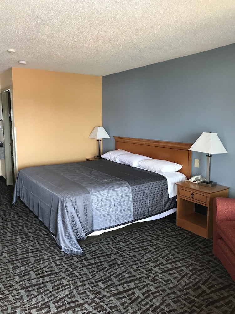Carolina Inn & Suites of Lake Norman - photo 15
