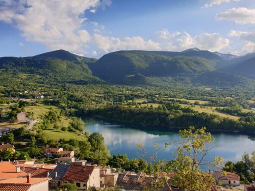 La porticina con incantevole vista lago a Barrea — 4-Star Luxury Hotel in Barrea, Italy