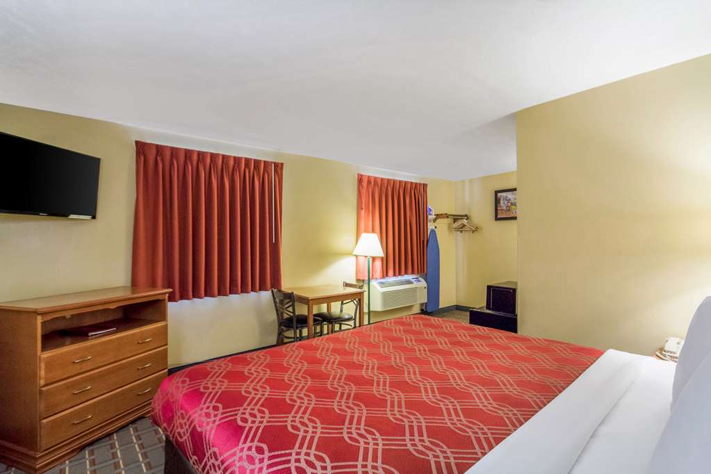 Econo Lodge Lansing Leavenworth - photo 17