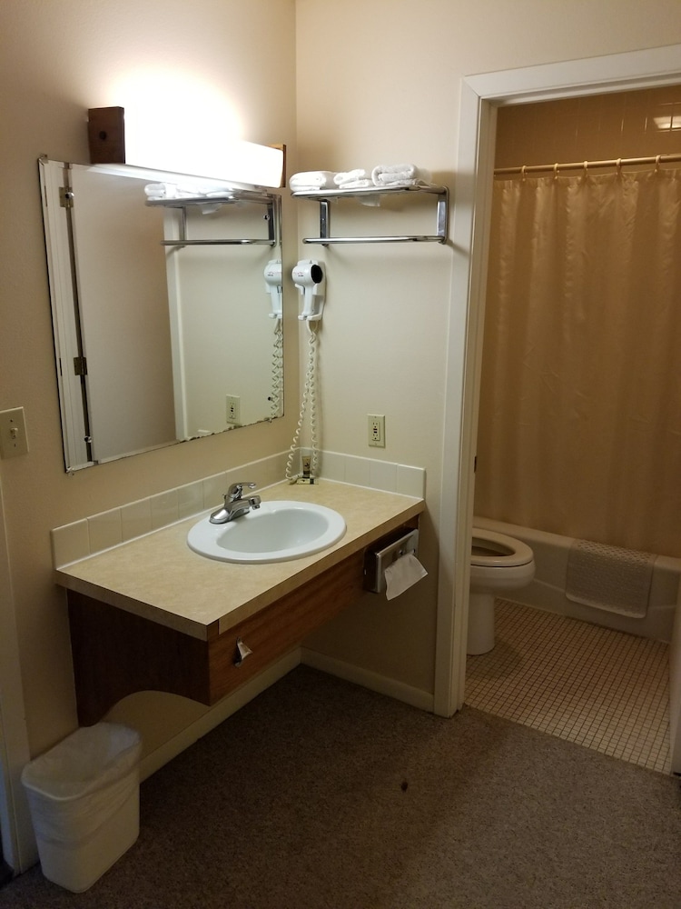 Meadowlark Inn Bridgeport - photo 10