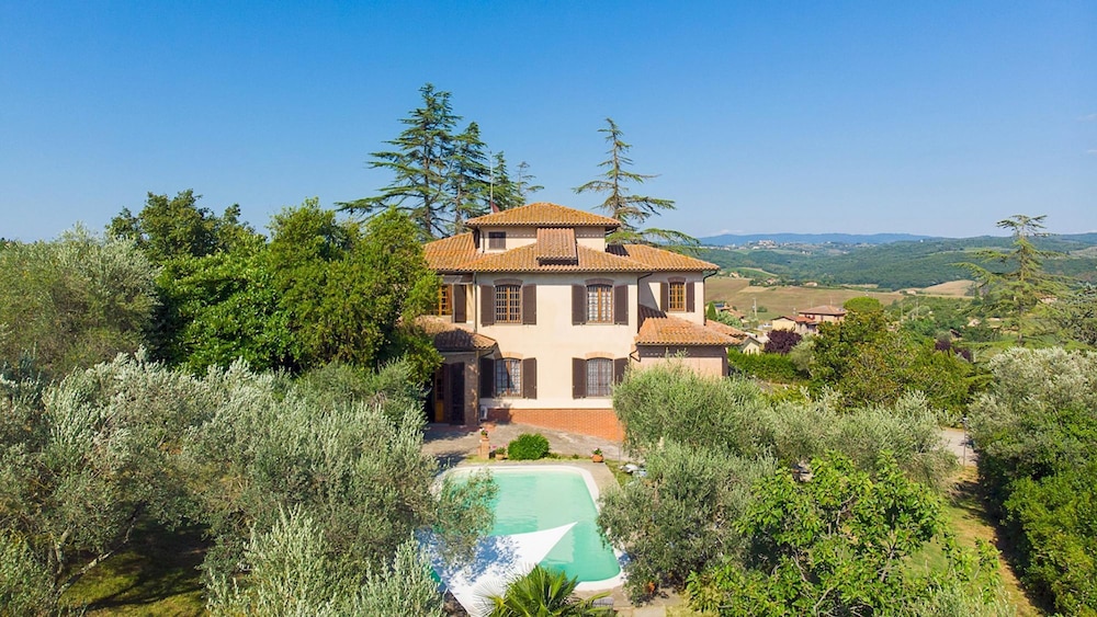 Villa Fiorentini 10 Emma Villas — 4-Star Luxury Hotel in Barberino Val D'elsa, Italy