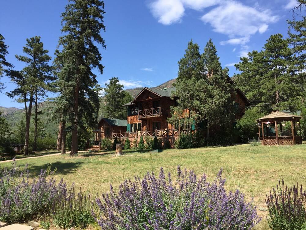 Pikes Peak Guest Cabin at Rocky Mountain Lodge - featured photo