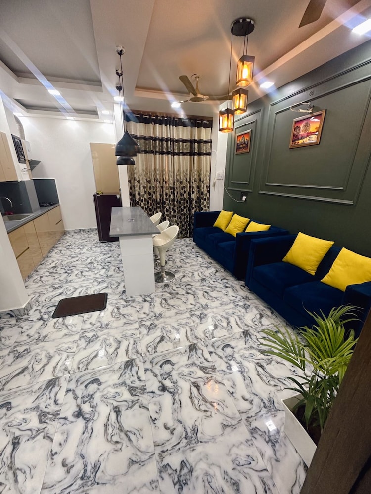 Goroomgo Omasha Residency Noida - last minute hotel in Noida