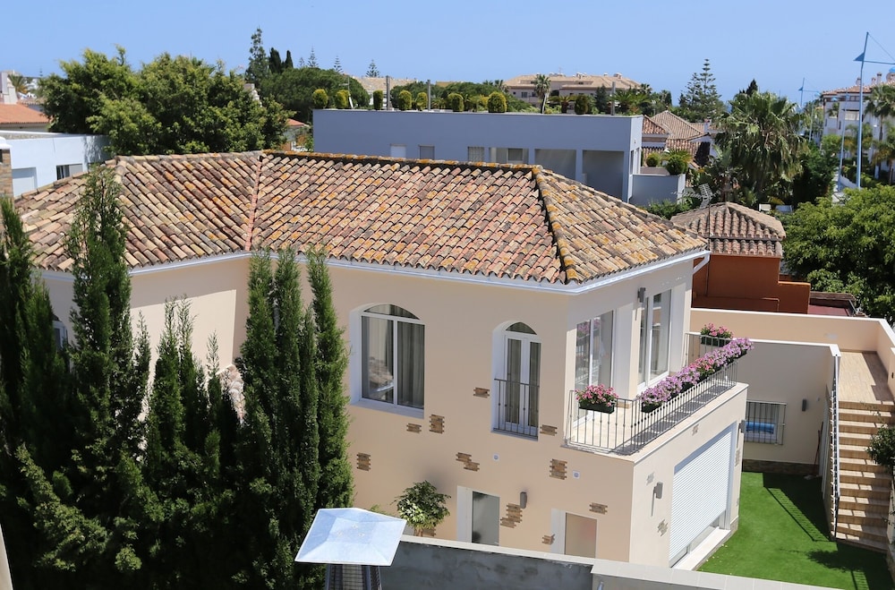 Charming Villa with Luxury Touch — 4-Star Luxury Hotel in Marbella, Spain