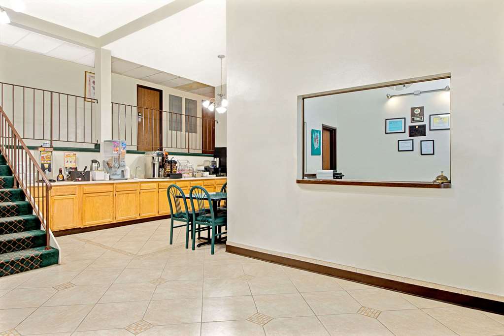 Super 8 by Wyndham Eureka Six Flags Nearby - photo 3