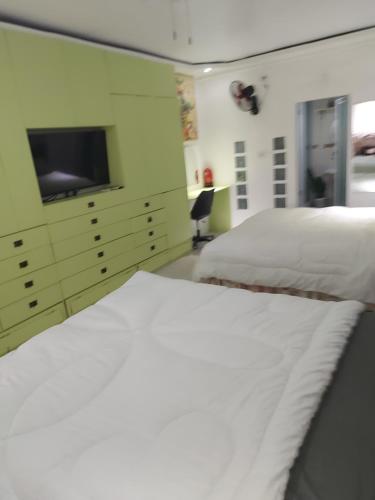 Big room with two queen bed - last minute hotel in Unknown City