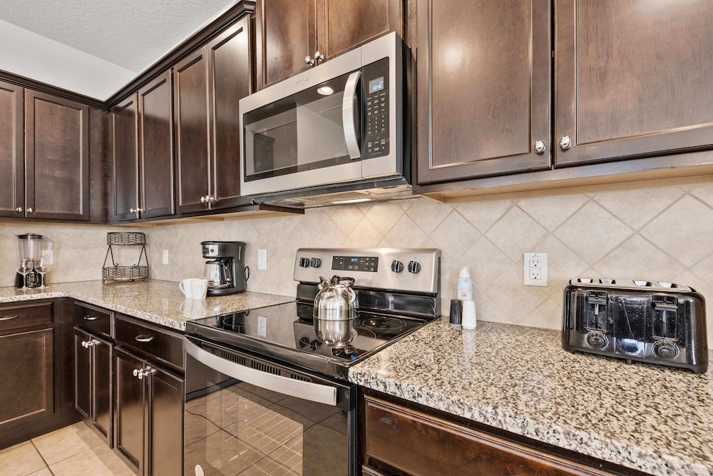 Beautiful Townhome With Splash Pool and Game Room - photo 26