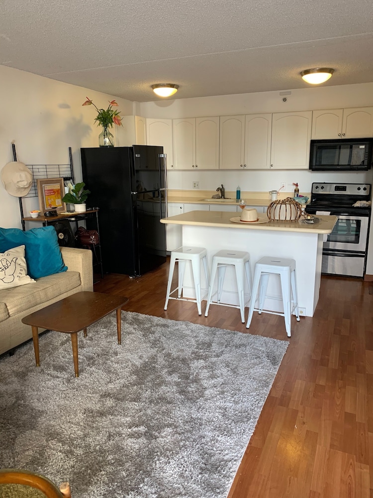 Waikiki Banyan High Level Condo with Private Lanai by Koko Resort Vacation Rentals - photo 32