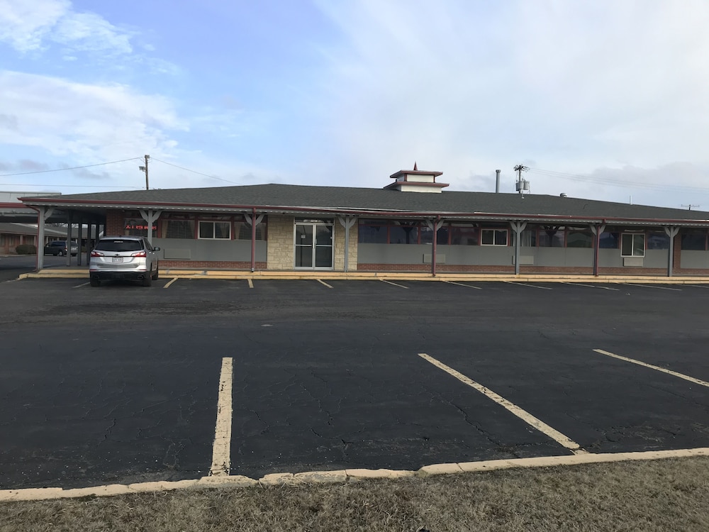 Village Inn Salina - photo 35