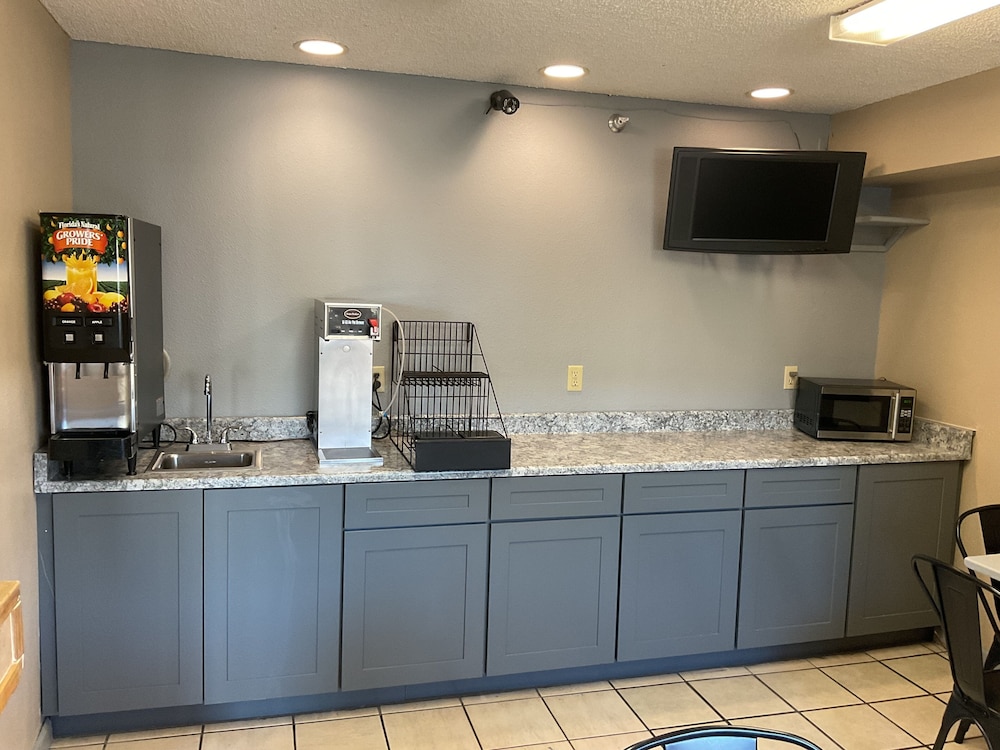 Super 8 by Wyndham Colorado Springs Airport - photo 14