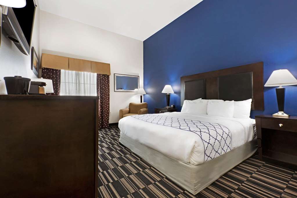 La Quinta Inn & Suites by Wyndham Alvin - photo 25