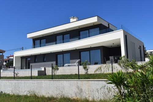 Villa M&M — 4-Star Luxury Hotel in Liznjan, Croatia