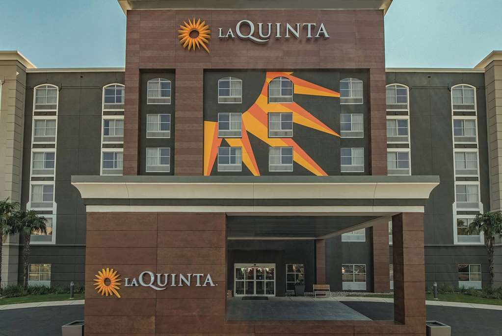 La Quinta Inn & Suites by Wyndham San Antonio Downtown - photo 4