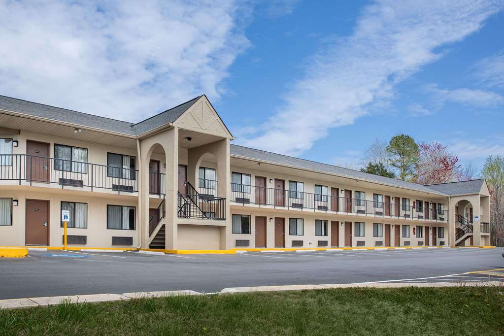 Super 8 by Wyndham Burlington NC in Burlington, United States