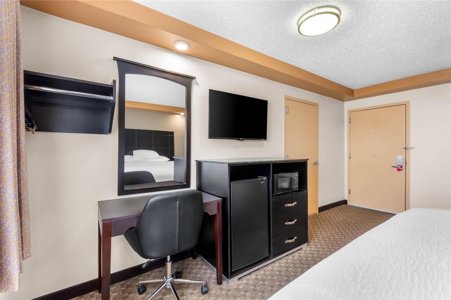 Econo Lodge Woodbridge - photo 14