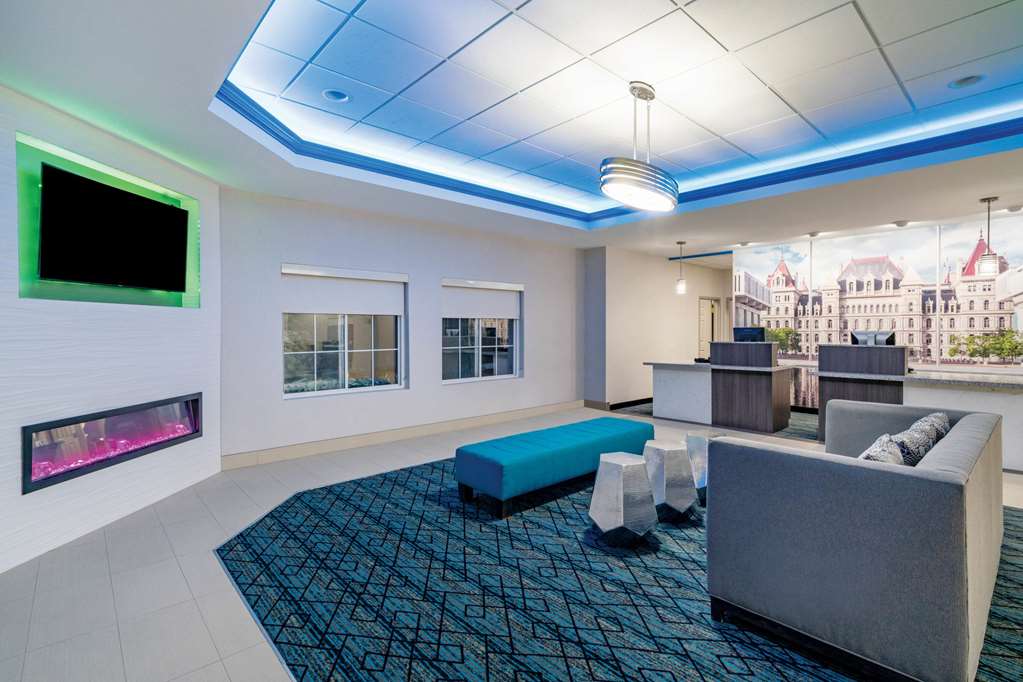 La Quinta Inn & Suites by Wyndham Latham Albany Airport - photo 4