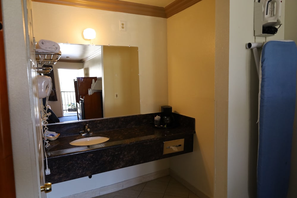 Lambert Inn — Whittier — photo 4