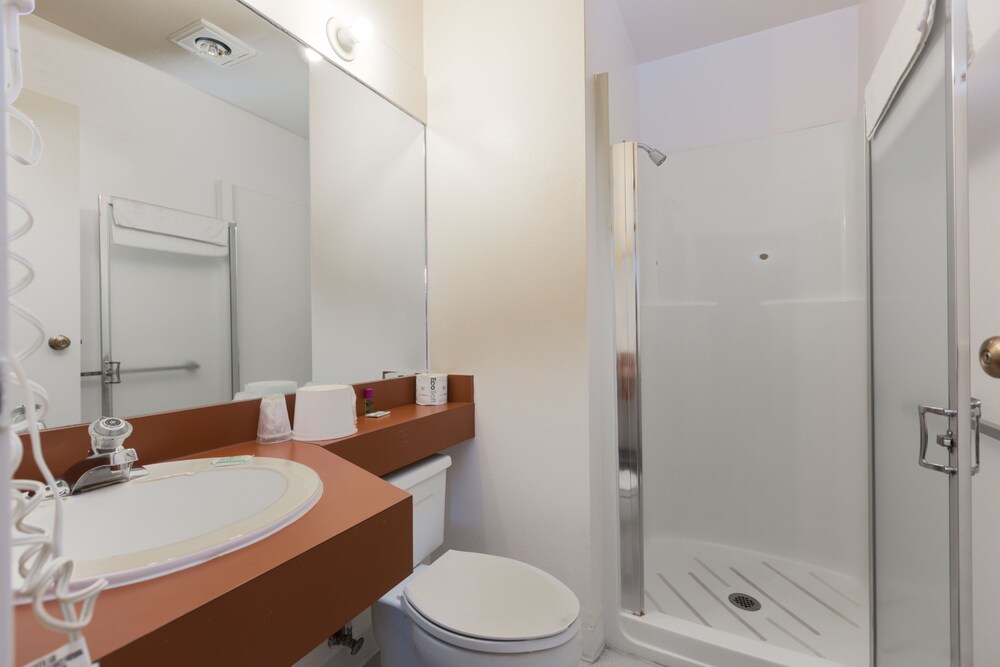 Cozy Cove Beachfront Resort Inn - photo 38