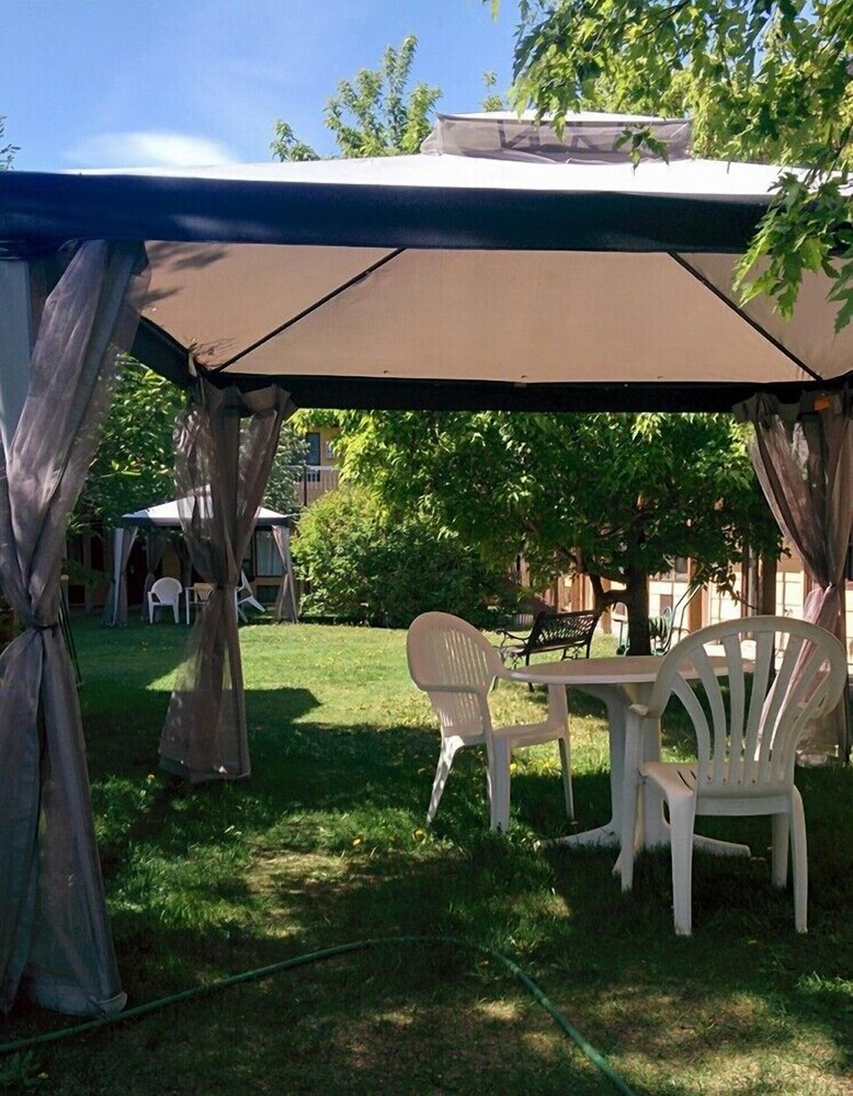 Hospitality Courtyard Inn