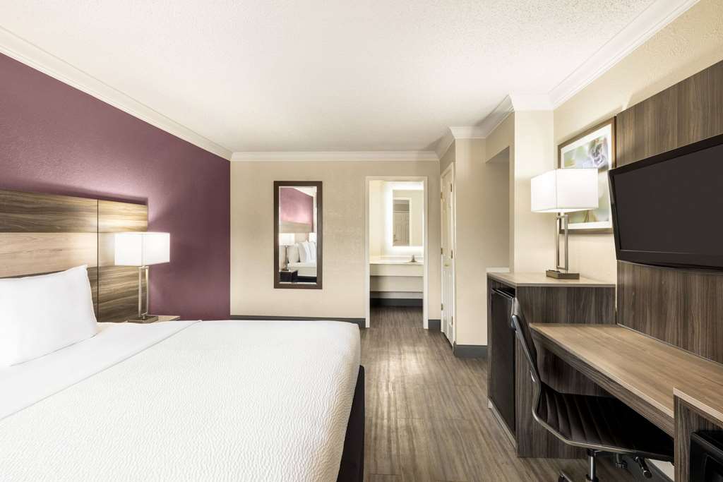La Quinta Inn by Wyndham San Antonio Lackland - photo 35
