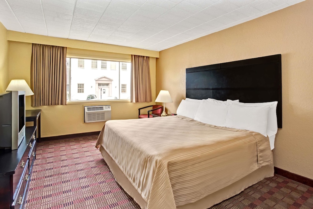Howard Johnson by Wyndham Pikesville - photo 3