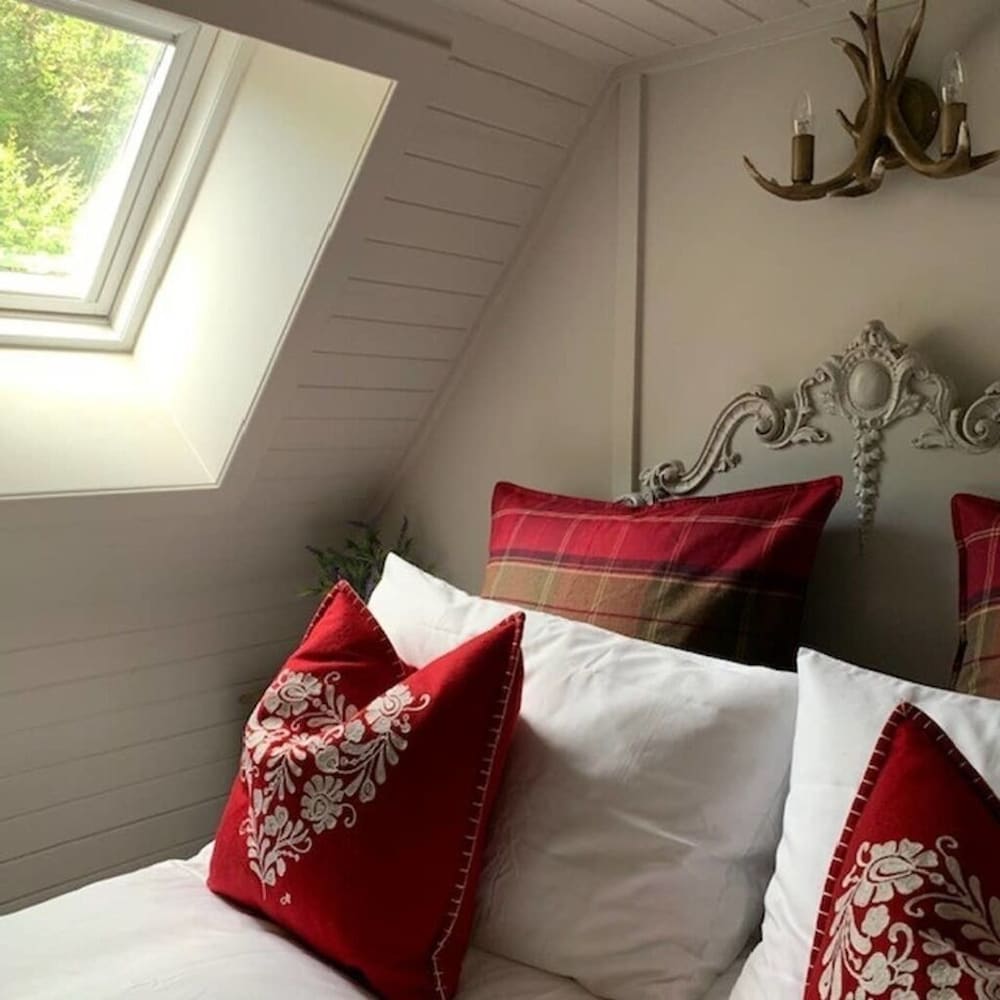A Fairytale Highland Cottage — Aberfeldy — photo 2