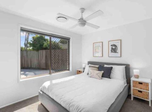 Modern Beach home with large private gardens — 4-Star Luxury Hotel in Sunrise Beach, Australia