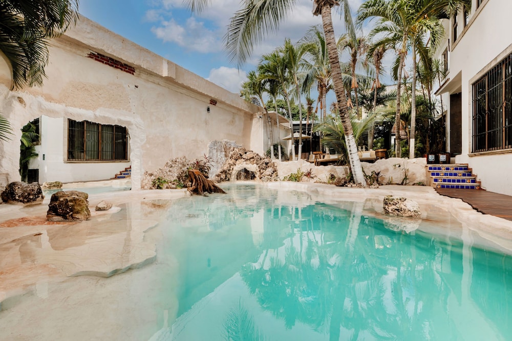Pool waterfall