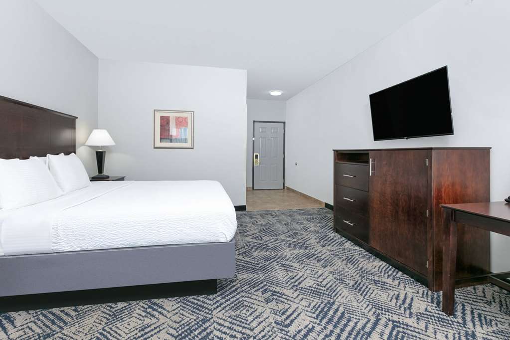 La Quinta Inn & Suites by Wyndham Tulsa Airpt Expo Square - photo 41