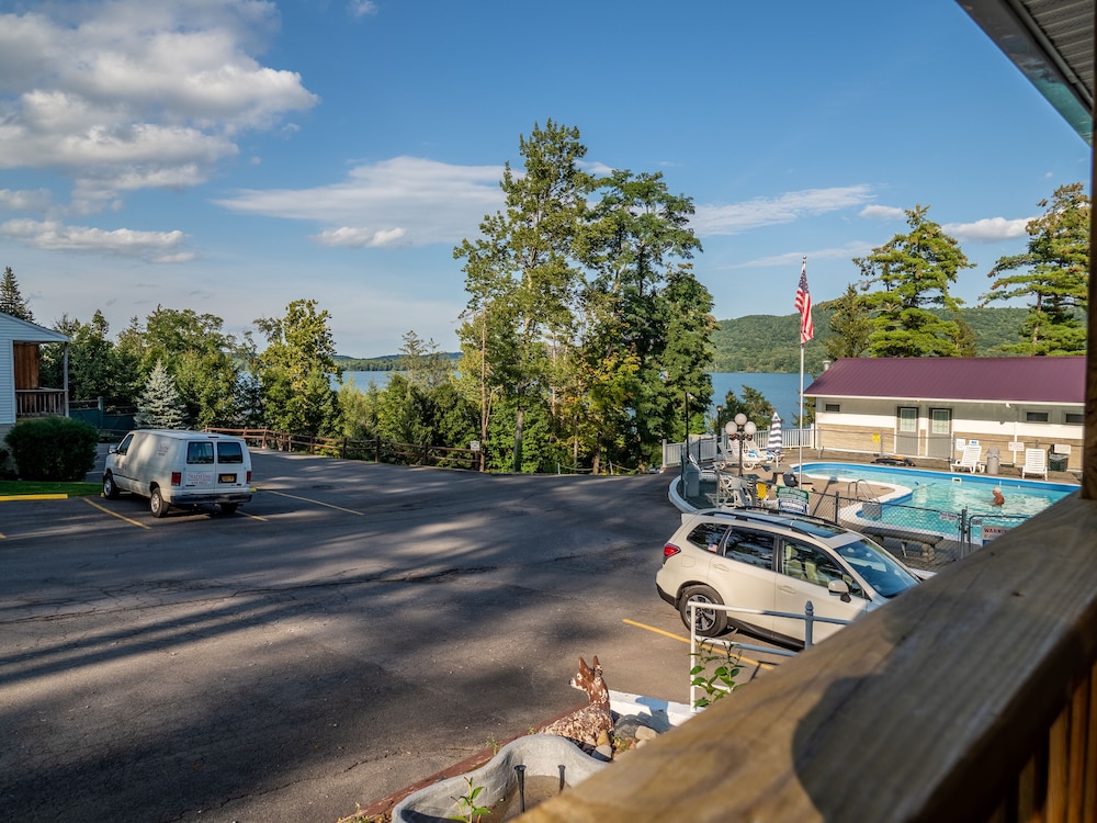 Lake 'N Pines Motel - photo 40