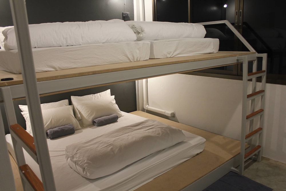 Ekanek Hostel Bangkok Adults Only