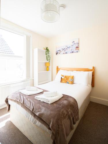 4 Bed Rooms 5 Double Beds Holidays House Near Train Station — 4-Star Luxury Hotel in Plymouth, United Kingdom