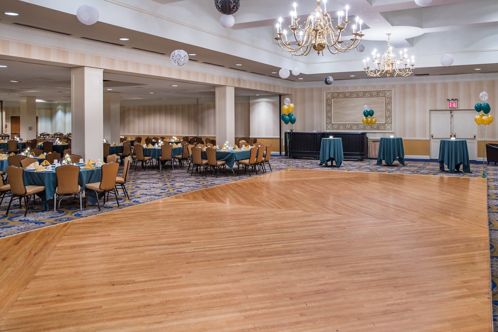 Holiday Inn & Suites Pittsfield Berkshires by IHG - photo 40