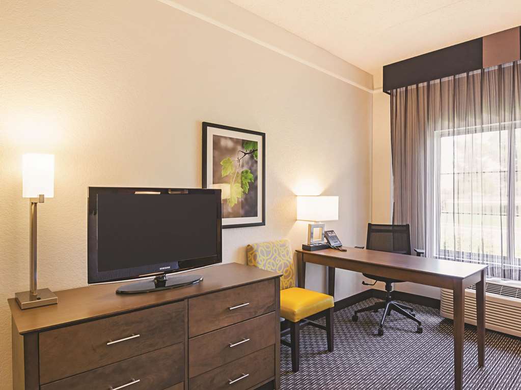 La Quinta Inn & Suites by Wyndham Denver Airport DIA - photo 19