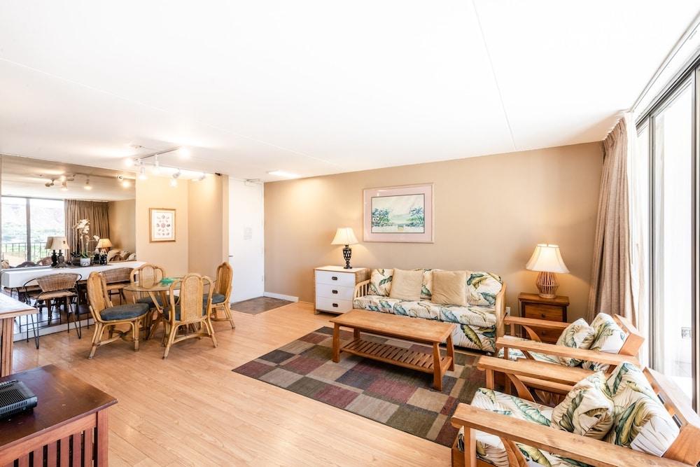 Spacious 14th Floor Corner Suite Partial Diamond Head and Ocean Views with FREE Parking — 4-Star Luxury Hotel in Honolulu, United States