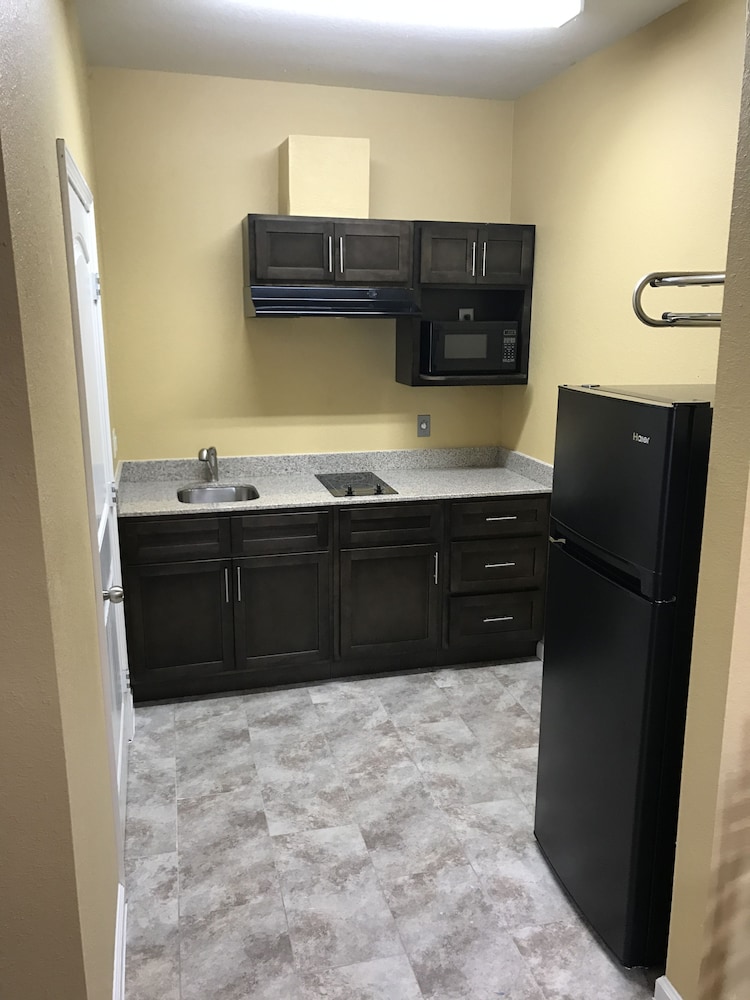 Deluxe Inn & Suites Baytown - photo 29