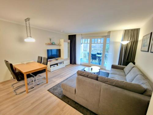 Dünenpark Binz Komfortplus Ferienwohnung mit 1 Schlafzimmer und Balkon im Obergeschoss 290 — 4-Star Luxury Hotel in Ostseebad Binz, Germany