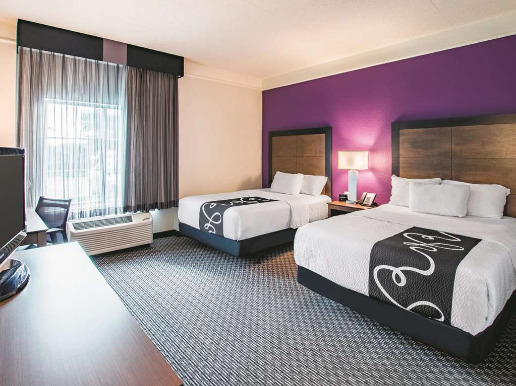 La Quinta Inn & Suites by Wyndham Fort Worth City View - photo 22