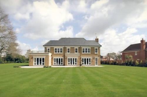 Luxurious House with private garden & Tree house — 4-Star Luxury Hotel in Tadworth, United Kingdom