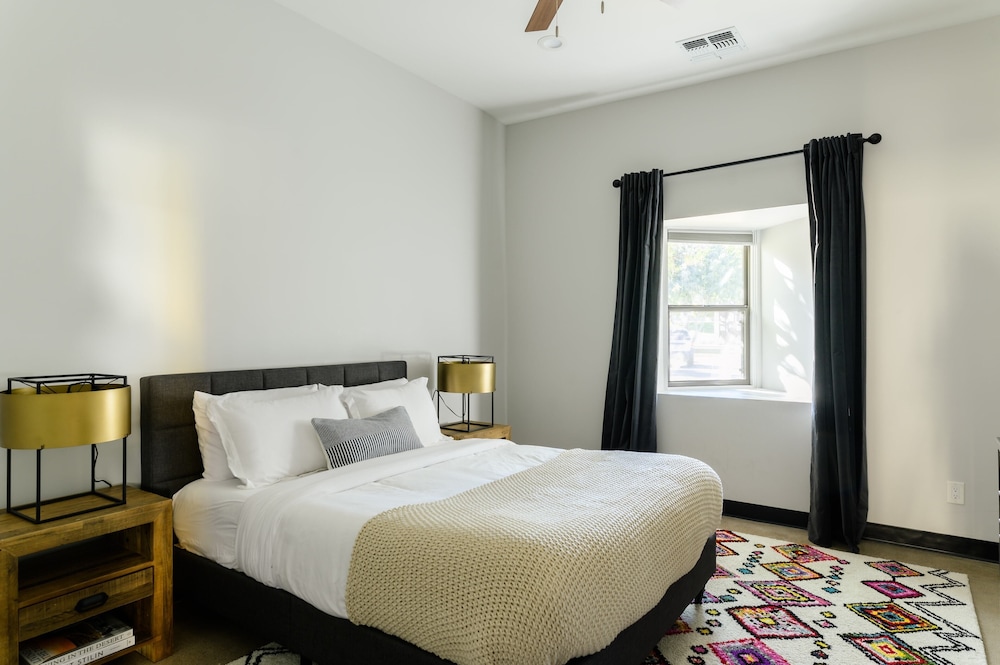 Luna & Stellar by Avantstay Modern Artist's Loft Buyout w 10 Brs Patio & Billiards - photo 4